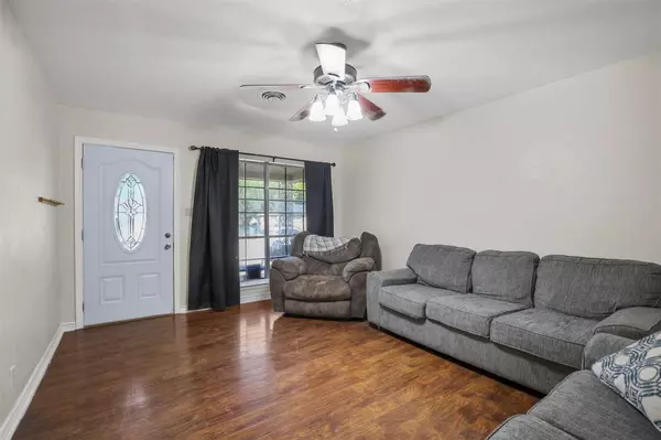 104 S Hillside Street, Red Oak, TX 75154