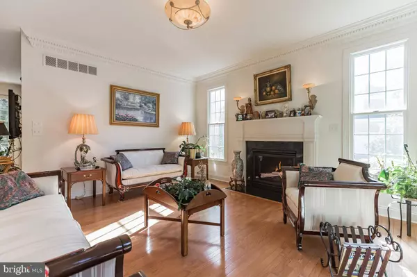 8 LONGWOOD LN, Moorestown, NJ 08057