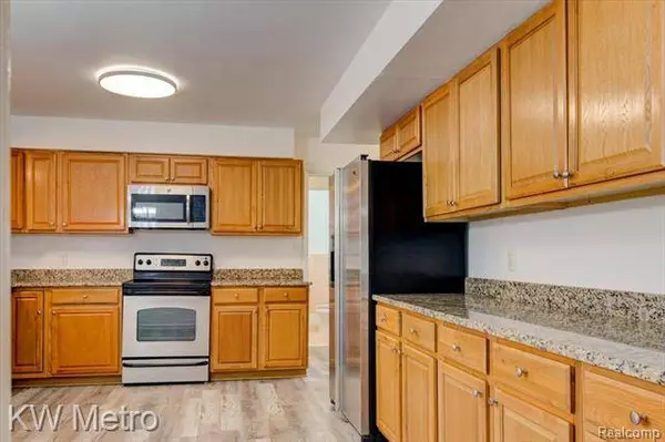 22904 N BELLWOOD Drive, Southfield, MI 48034