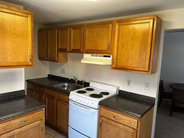 188 School St, Chicopee, MA 01013