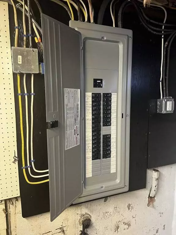 188 School St, Chicopee, MA 01013