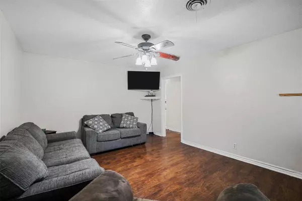 104 S Hillside Street, Red Oak, TX 75154