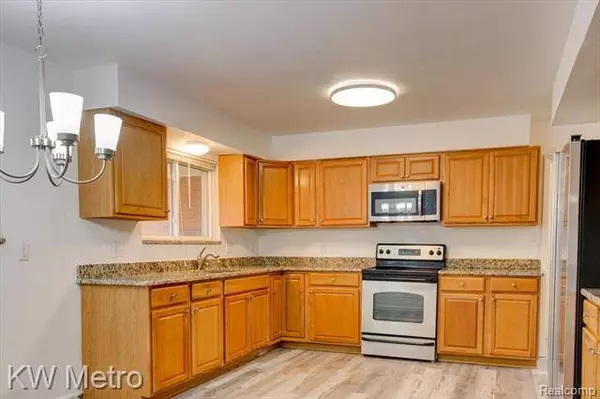 22904 N BELLWOOD Drive, Southfield, MI 48034