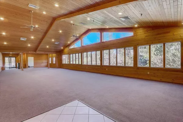 1000 Links Dr, Poynette, WI 53955