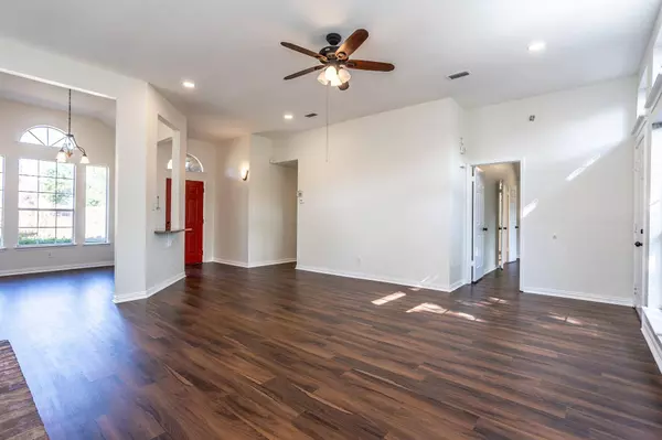 900 Carmela Drive, Desoto, TX 75115