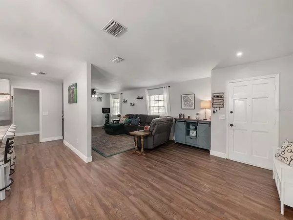 510 ROYAL GREENS DR, Temple Terrace, FL 33617