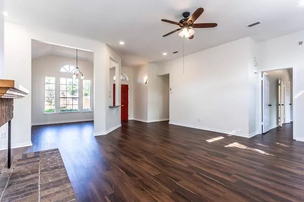 900 Carmela Drive, Desoto, TX 75115