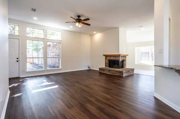 900 Carmela Drive, Desoto, TX 75115