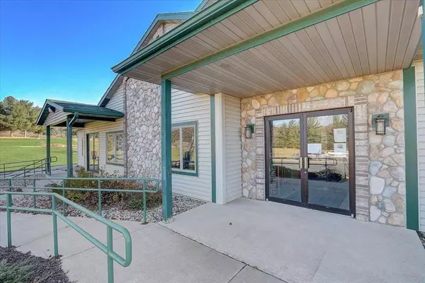 1000 Links Dr, Poynette, WI 53955