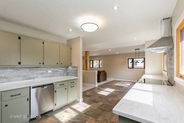 555 Kingman LN, Hoffman Estates, IL 60169