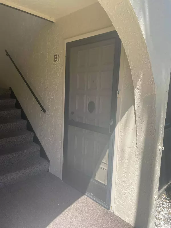 329 Knotty Pine CIR B-1, Greenacres, FL 33463