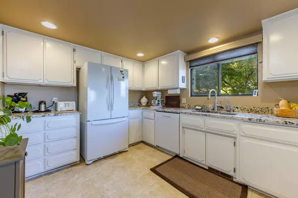 550 Maple WAY, Ashland, OR 97520