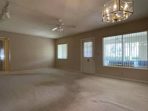 329 Knotty Pine CIR B-1, Greenacres, FL 33463