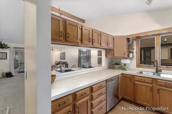 277 Rolling Greene NW Drive, Grand Rapids, MI 49534