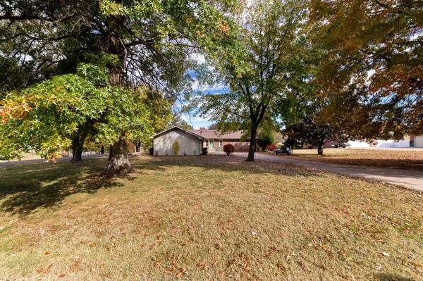 1240 Imperial Dr, Columbia, TN 38401