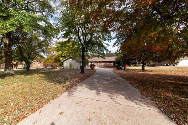 1240 Imperial Dr, Columbia, TN 38401