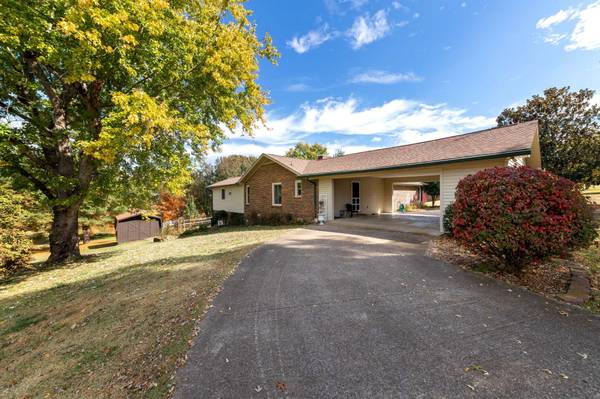 1240 Imperial Dr, Columbia, TN 38401