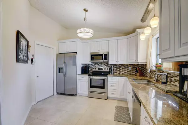 122 Parkwood DR, Royal Palm Beach, FL 33411