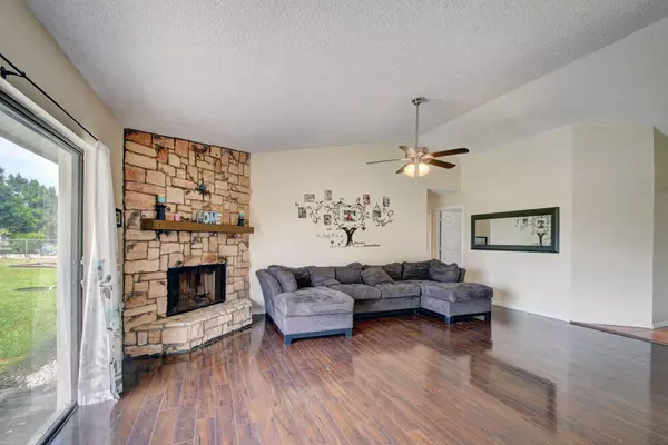 122 Parkwood DR, Royal Palm Beach, FL 33411