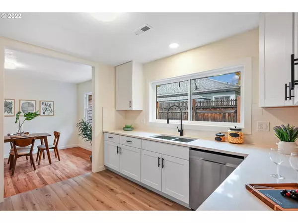 8915 NE HILL WAY, Portland, OR 97220