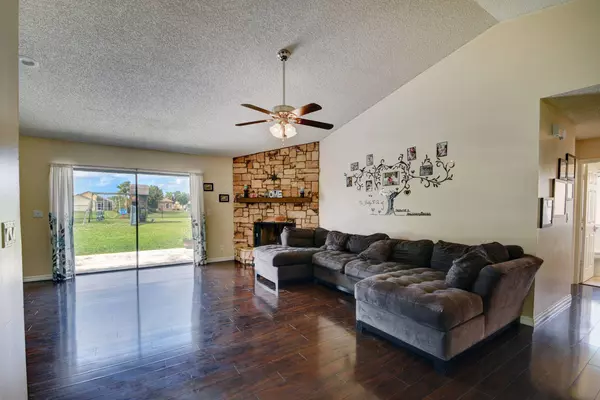 122 Parkwood DR, Royal Palm Beach, FL 33411