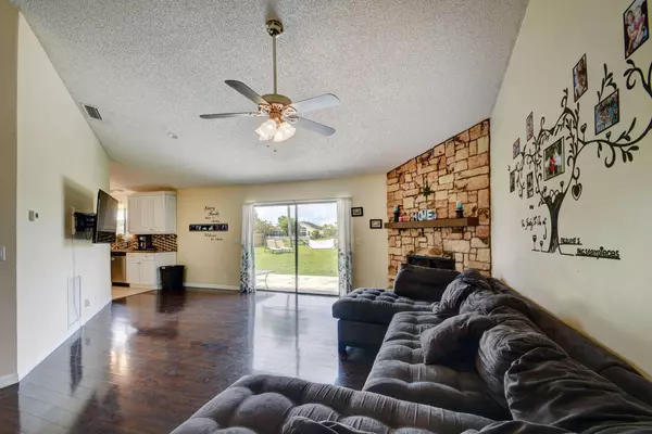 122 Parkwood DR, Royal Palm Beach, FL 33411