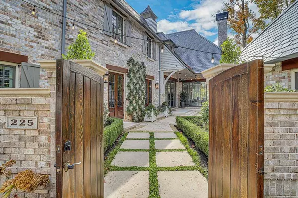 225 Dovecrest DR, Atlanta, GA 30305