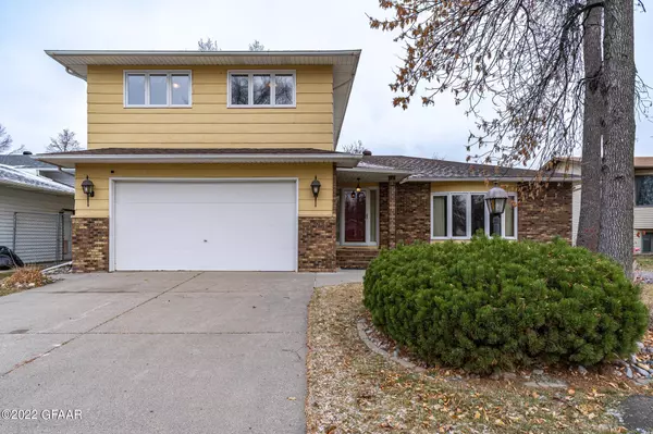 2010 BLACKWOOD Avenue, Grand Forks, ND 58201