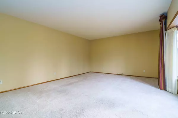 2010 BLACKWOOD Avenue, Grand Forks, ND 58201