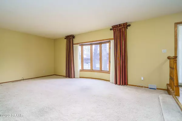 2010 BLACKWOOD Avenue, Grand Forks, ND 58201