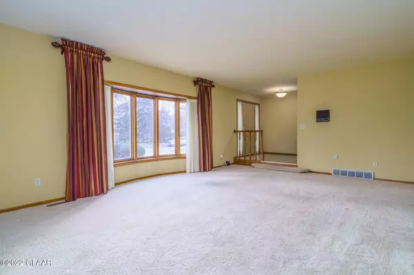 2010 BLACKWOOD Avenue, Grand Forks, ND 58201