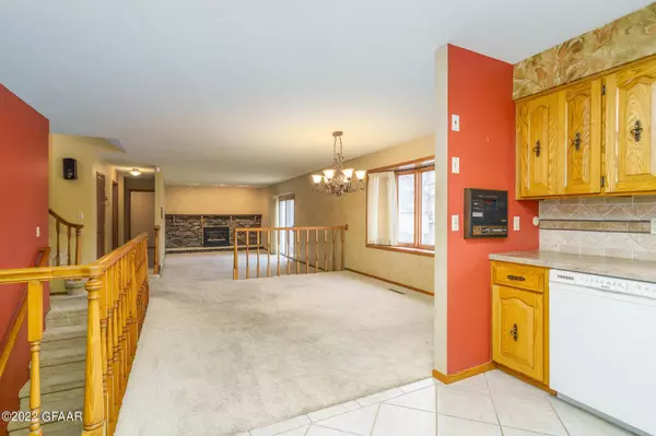 2010 BLACKWOOD Avenue, Grand Forks, ND 58201