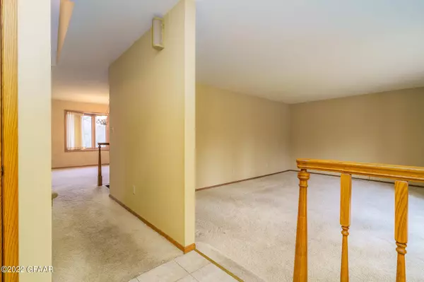 2010 BLACKWOOD Avenue, Grand Forks, ND 58201