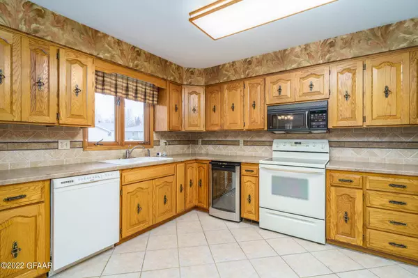 2010 BLACKWOOD Avenue, Grand Forks, ND 58201