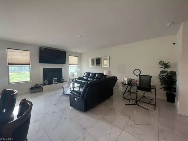 119 Saintsbury PL, Lexington, NC 27295