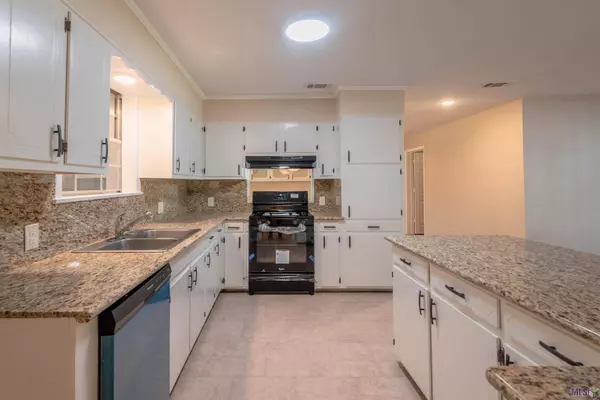 8232 N ESSEN HEIGHTS CT, Baton Rouge, LA 70809