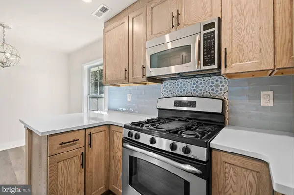 21 PLUMTREE RD, Levittown, PA 19056