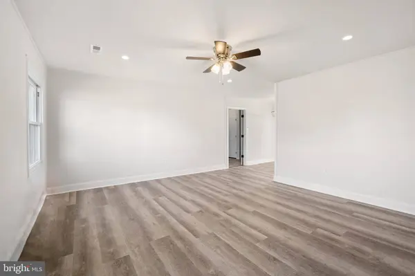 21 PLUMTREE RD, Levittown, PA 19056