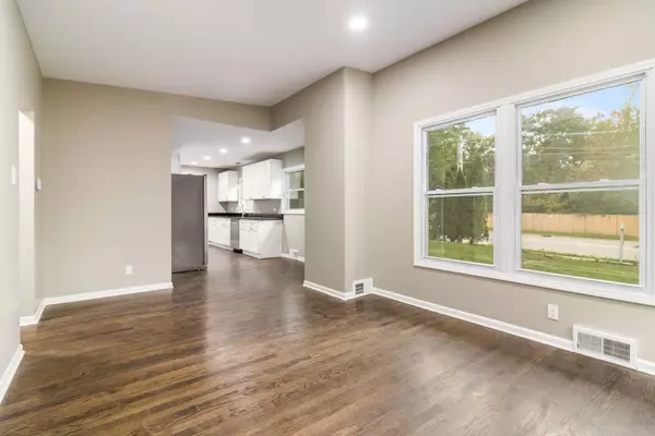 636 N HOUGH ST, Barrington, IL 60010