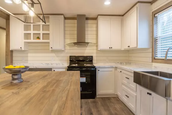 1104 N Church St, Portland, TN 37148