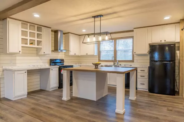 1104 N Church St, Portland, TN 37148