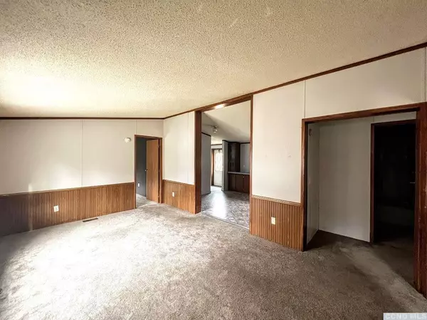 18 Glueck LN, Palenville, NY 12463