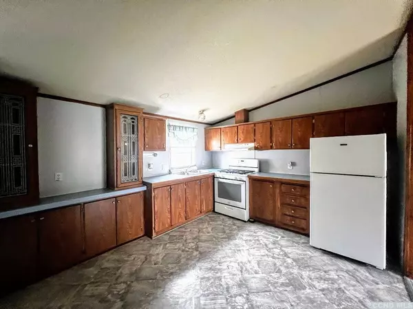 18 Glueck LN, Palenville, NY 12463