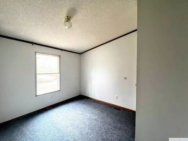 18 Glueck LN, Palenville, NY 12463