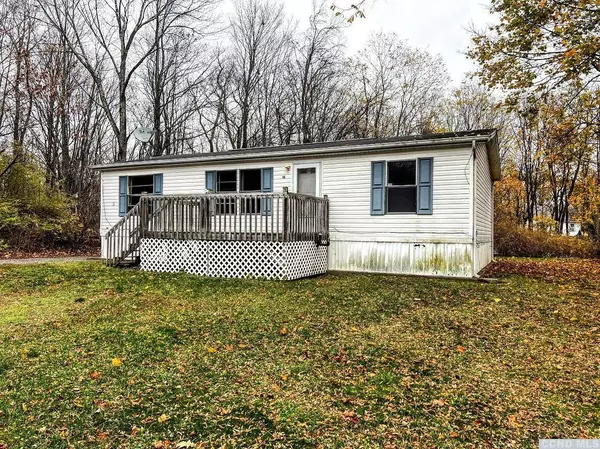 18 Glueck LN, Palenville, NY 12463