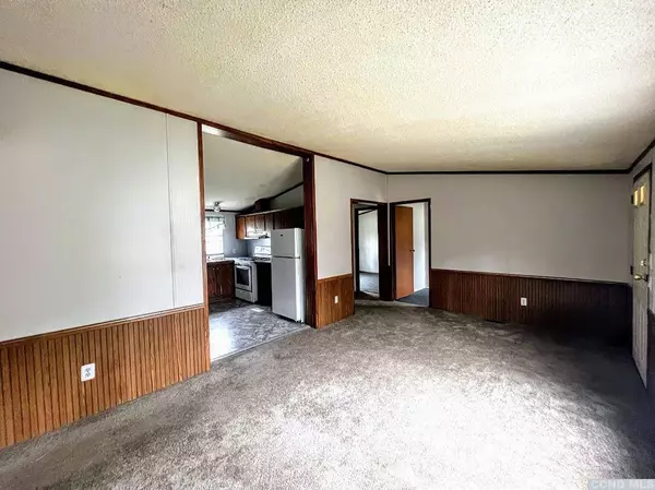 18 Glueck LN, Palenville, NY 12463