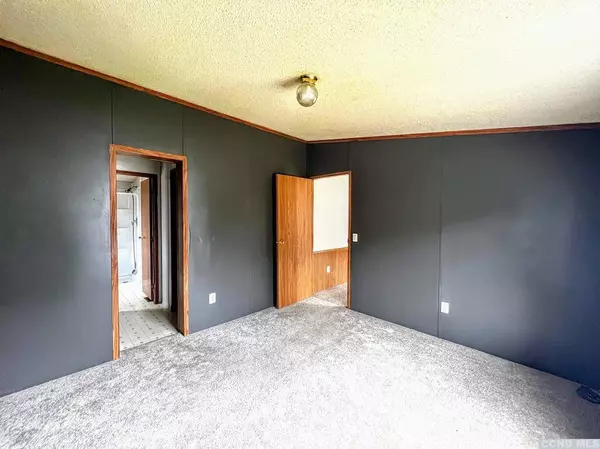 18 Glueck LN, Palenville, NY 12463