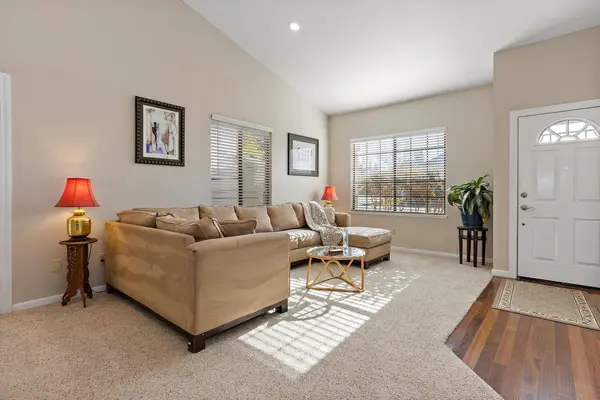 7261 Gloria DR, Sacramento, CA 95831