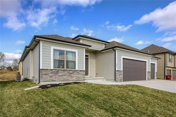 902 NW Hickorywood DR, Grain Valley, MO 64029