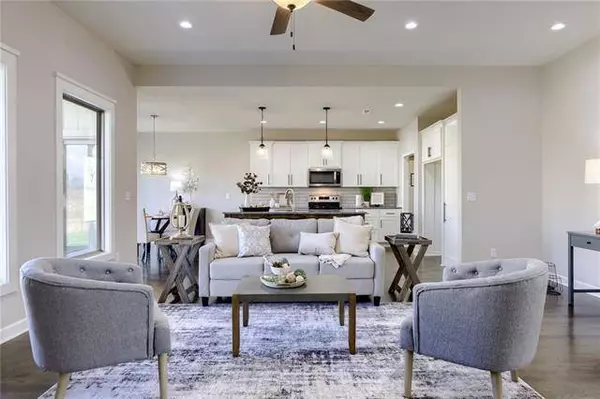 902 NW Hickorywood DR, Grain Valley, MO 64029